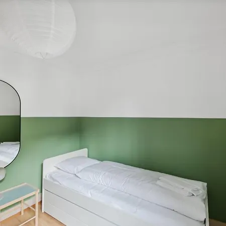 Centrally Located House With Garden Semesterbostad