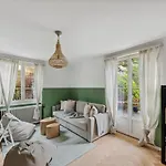 Centrally Located House With Garden Zürich
