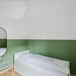 Centrally Located House With Garden Semesterbostad