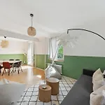 Semesterbostad Centrally Located House With Garden
