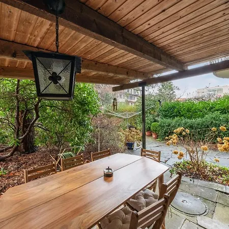 בית נופש Centrally Located House With Garden *