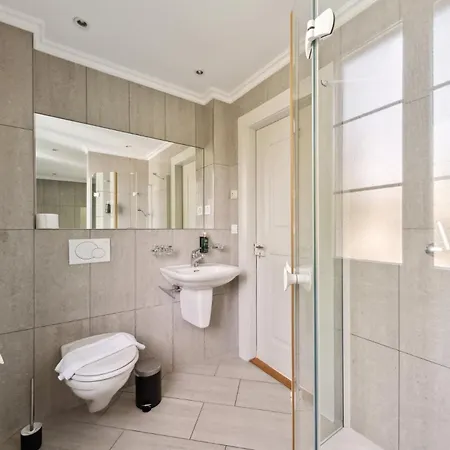 Centrally Located House With Garden ציריך