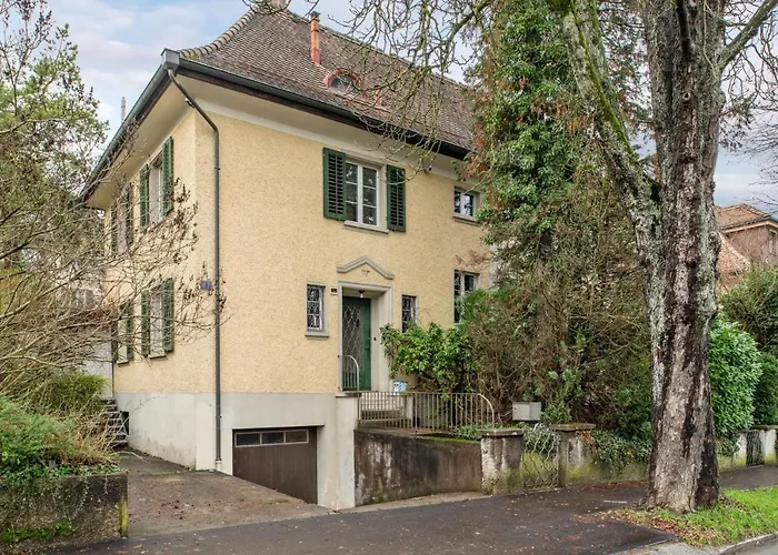 펜션 Centrally Located House With Garden *