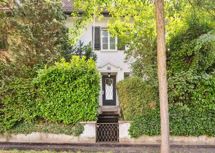 Centrally Located House With Garden 펜션 *