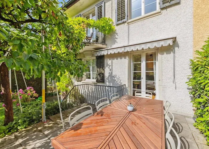 Centrally Located House With Garden بيت للعطل *