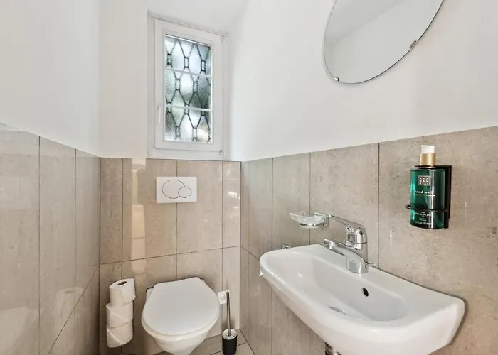 펜션 Centrally Located House With Garden