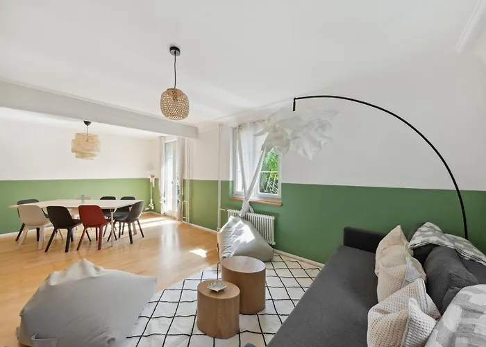 بيت للعطل Centrally Located House With Garden