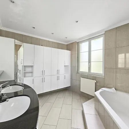 Centrally Located House With Garden Dom wakacyjny