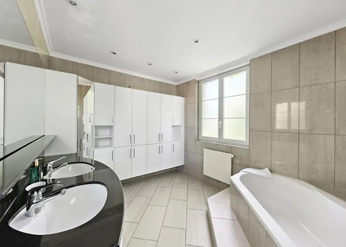 Centrally Located House With Garden 別荘